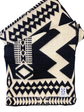 Load image into Gallery viewer, Awa Blanket - Natural / Black