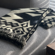 Load image into Gallery viewer, Awa Throw - Natural / Black