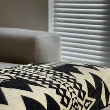 Load image into Gallery viewer, Awa Throw - Natural / Black